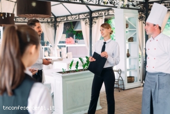 t201910302120509_ildirettoredelristoranteeilsuostaffinterrazzainteragendoconilcapochefdelristorante_109285710